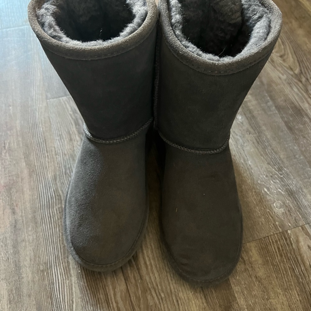 *New Bearpaw boots, lace up back, wool lining, size womens 8